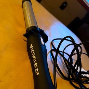 😀 Sold😀BEACHWAVER® S1.25 DUAL VOLTAGE WHITE ROTATING CURLING IRON